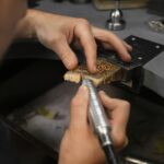 Joyero trabajando con una cadena de oro